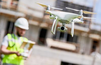 Tehnologie la înălțime: cum alegi o dronă profesională pentru filmare aeriană pentru proiecte media și imobiliare?