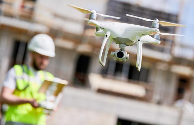 Tehnologie la înălțime: cum alegi o dronă profesională pentru filmare aeriană pentru proiecte media și imobiliare?