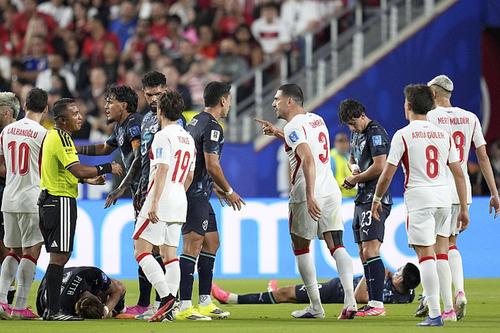 Galarza, cu numărul 23, surprins aici în timp ce punea la mână ceasul arbitrului // foto: Imago Images