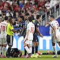 Galarza, cu numărul 23, surprins aici în timp ce punea la mână ceasul arbitrului // foto: Imago Images