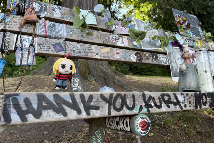 Banca din Seattle unde fanii vin și lasă obiecte în memoria lui Kurt Cobain FOTO: Ionuț Iordache (GSP)