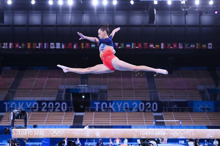 Larisa Iordache, la bârnă
(foto: Raed Krishan - Tokyo)