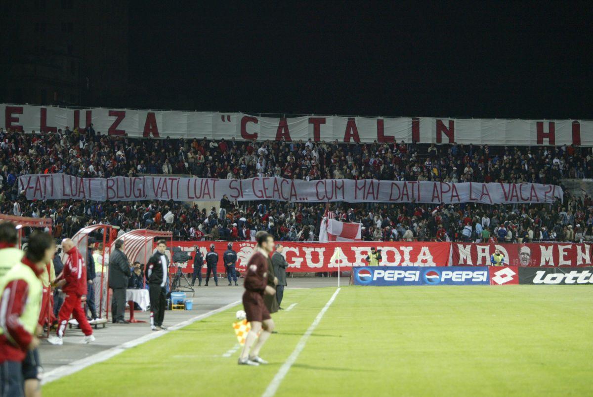 De la episodul „Poștașul” și până la cele mai aprige mesaje » 35 de imagini spectaculoase din rivalitatea Craiova - Dinamo