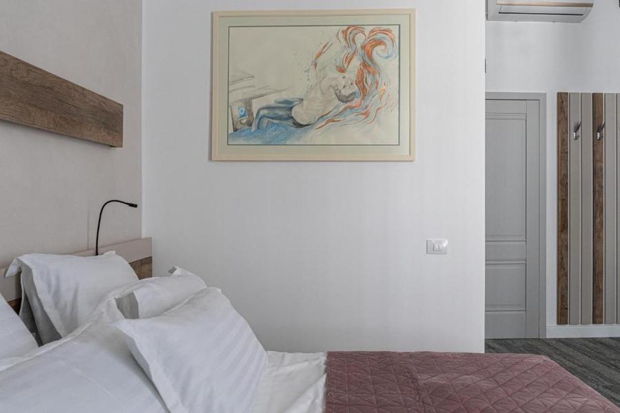 Așa arată una dintre cele patru camere, cu un desen care îl arată pe Răzvan Florea Turism cu vibe olimpic » Răzvan Florea a deschis un hotel în Constanța