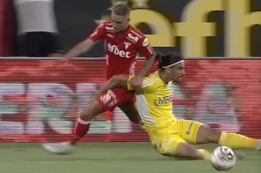 UTA - Petrolul | Marian Huja (22 de ani), fundașul central al oaspeților, a fost iertat de eliminare în prima repriză.