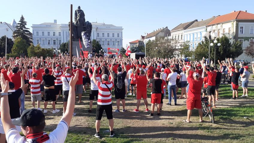 Începând cu ora 18:30, suporterii de la UTA organizează un miting în Arad