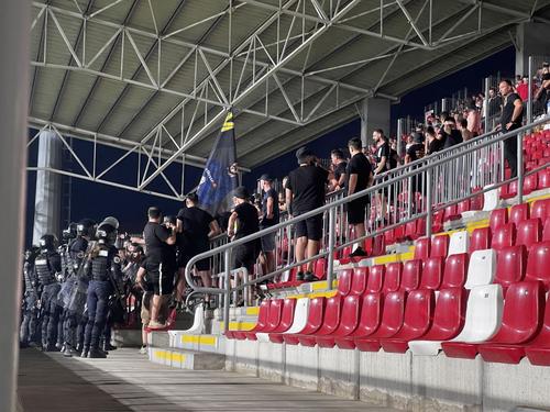 UTA - Petrolul | Ultrașii prahoveni au creat probleme pe arena „Francisc Neuman”.