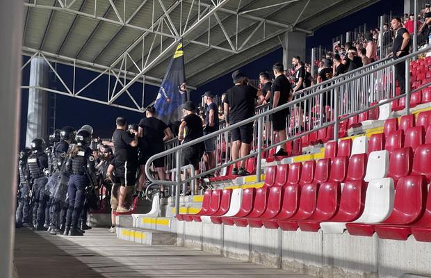 Scandal la UTA - Petrolul » Ultrașii au atacat copii, forțele de ordine au intervenit de urgență