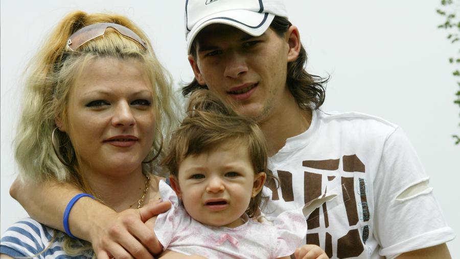 Ana Maria, Alessia și Cristi Săpunaru în mai 2006 FOTO Gazeta Sporturilor Slăbiciunea lui Cristi Săpunaru » Imagini de colecție de acum 16 ani cu căpitanul Rapidului, în oglindă cu cele de aseară