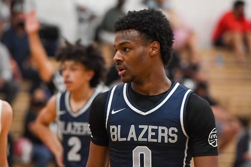 Bronny James (19 ani), fiul cel mare al lui LeBron James (38 de ani), a suferit luni un stop cardiac în timpul unui antrenament. În acest moment, starea baschetbalistului de la USC Trojans este stabilă. / FOTO: Imago