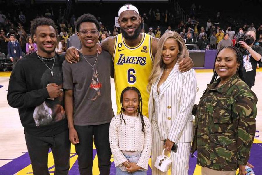Bronny, Bryce și Lebron (de la stânga la dreapta) Bronny James, fiul lui LeBron, a suferit un stop cardiac în timpul unui antrenament » Starea baschetbalistului