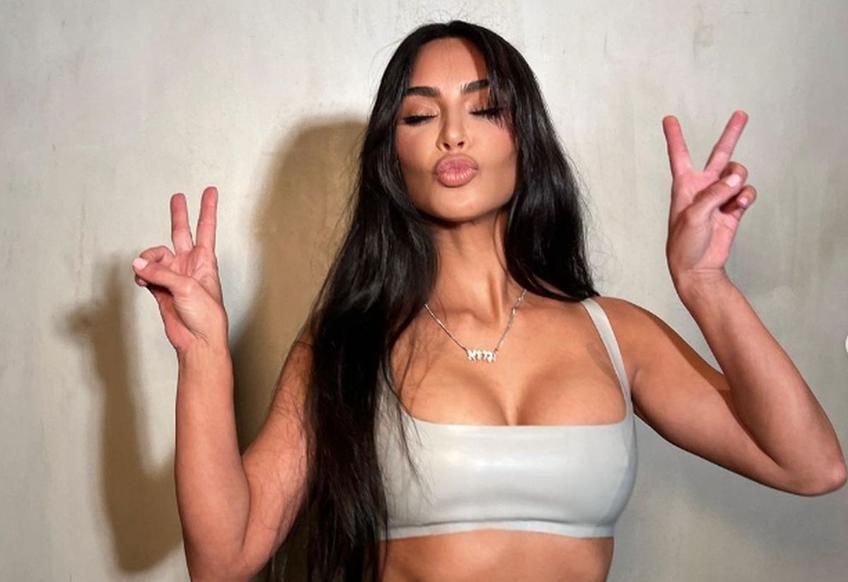 Kim Kardashian (42 de ani), celebra influencer, a fost în tribună la debutul oficial al lui Messi la Inter Miami, iar patru zile mai târziu, se afla la Osaka pentru amicalul lui Cristiano Ronaldo cu PSG.