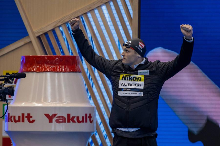 Felix Aubock intrând în bazin pentru o cursă FOTO Imago Images Cu ei se luptă David Popovici pentru aurul la 200 metri liber » Cine sunt adversarii din finala de azi
