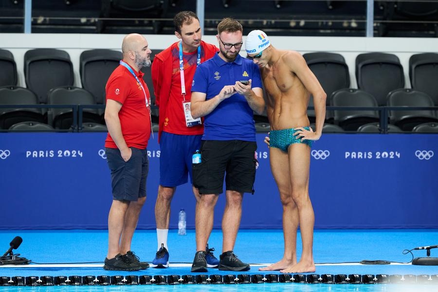 Marcel Ivan, psiholog, Dragoș Luscan, preparator fizic și kinetorerapeut, și Adrian Rădulescu, antrenor, alături de David Popovici FOTO Raed Krishan Răzvan Florea, singurul medaliat olimpic român la înot, a dat pronosticurile pentru probele lui David Popovici de la Paris: „Nu are cine să îl bată la 200. La 100 e ceva mai complicat”