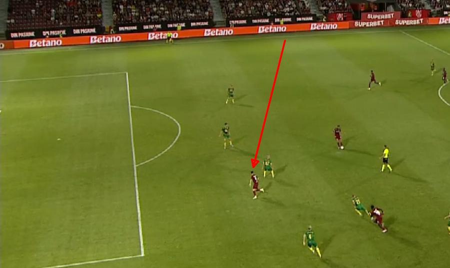 Korenica, în poziție regulamentară la pasa lui Tachtsidis / FOTO: Captură TV @Digi Sport 1 Dan Petrescu, furios! Gestul făcut imediat după CFR Cluj - Neman » Decizie halucinantă a brigăzii de arbitri