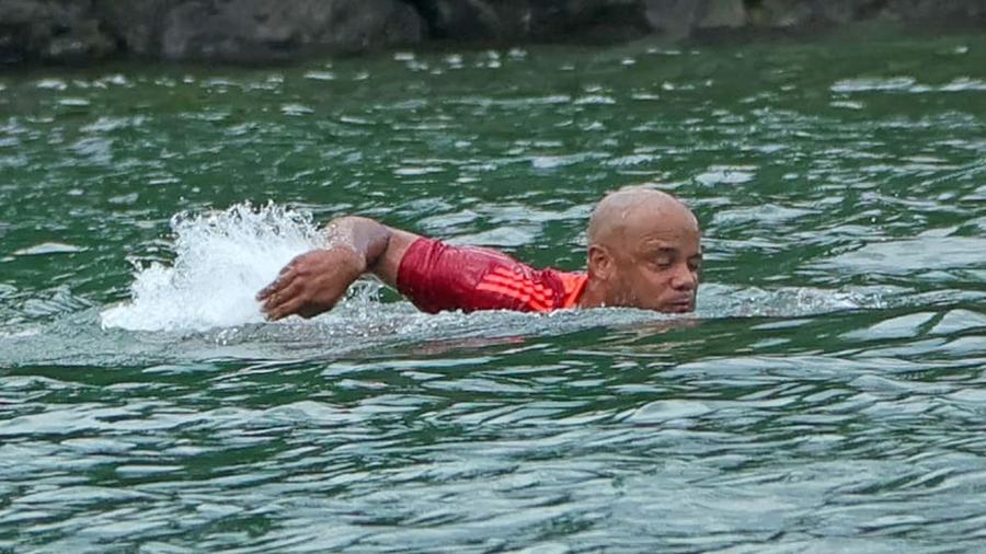 Vincent Kompany înnoată în lacul Tegern / Foto: Bild Botezul Bavariei. Vincent Kompany a sărit în apă îmbrăcat!