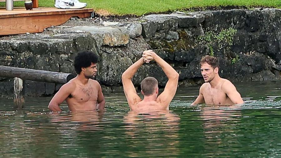 Jucătorii lui Bayern, dimineața, la scăldat / Foto: Bild Botezul Bavariei. Vincent Kompany a sărit în apă îmbrăcat!