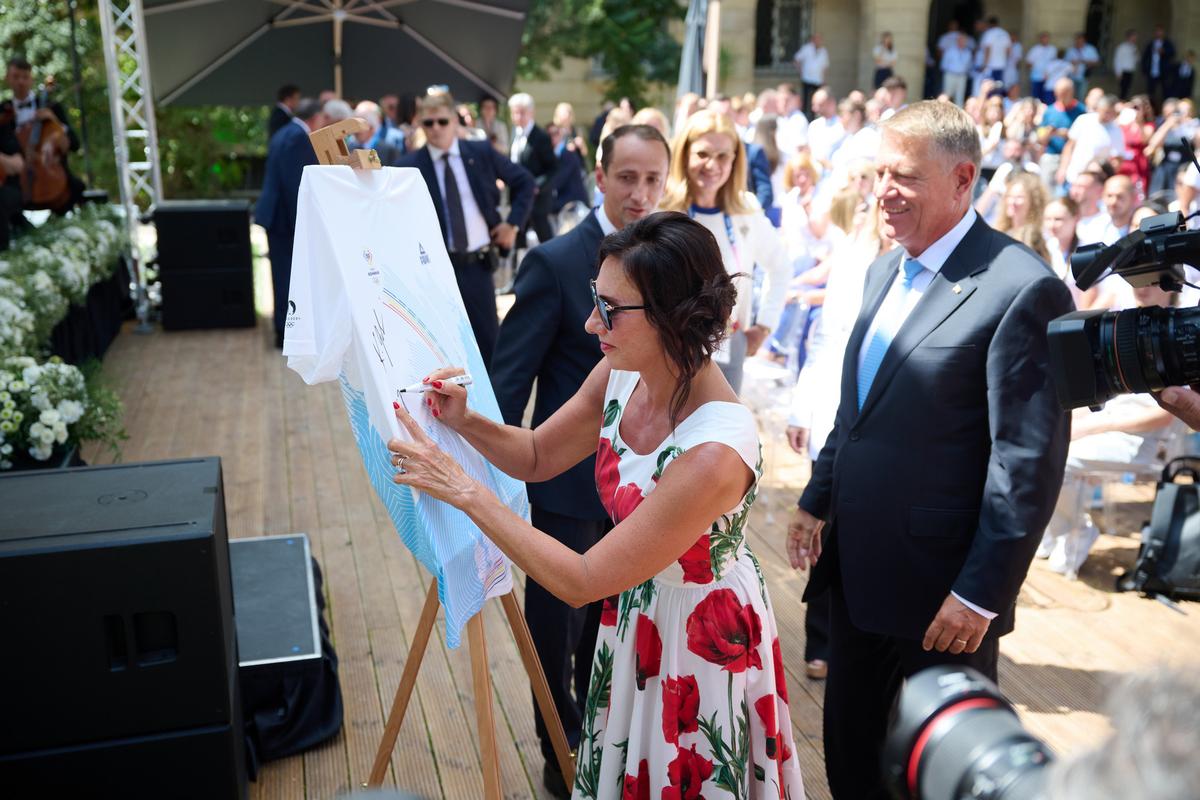 Cât costă rochia purtată de Carmen Iohannis la Ambasada României de la Paris, înainte de Jocurile Olimpice » Detaliul care a atras atenția tuturor