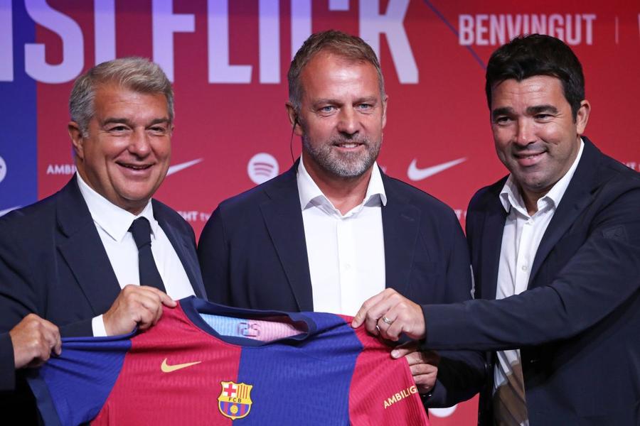 Antrenorul Hansi Flick, președintele Juan Laporta și directorul sportiv Deco sunt cei care au pus la punct noul proiect al Barcelonei / Foto: Imago Două nume noi în tranzacția pentru Alessandro Bastoni » Barcelona îi propune lui Inter un atacant și un mijlocaș