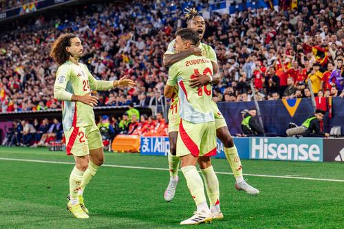 Marc Cucurella, stânga, și Nico Williams (nr. 11) sunt colegi la naționala Spaniei / Foto: Imago