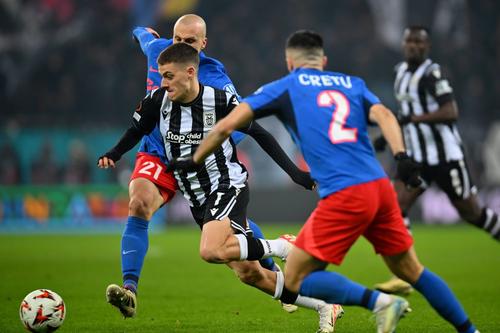 Giannis Konstantelias în duel cu Chiricheș și Crețu, în meciul din play-off-ul Europa League 2024 - 2025 de la București / Foto: Imago