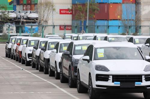 Mașinile Porsche importate de chinezi zac în portul din Chongqing / Foto: Imago