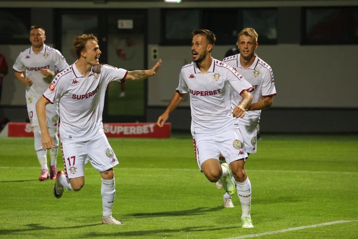 Tobias Christensen, Jakub Hromada și Timotej Jambor
în Csikszereda - Rapid, în etapa 3 din Superliga. FOTO: Ionuț Iordache