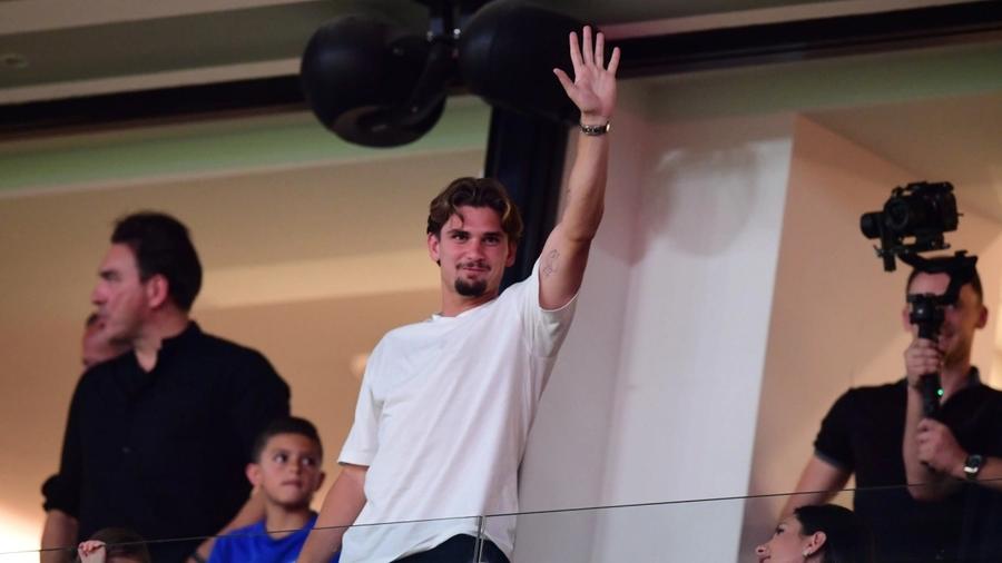 Răzvan Marin îi salută pe fanii lui AEK Atena de la tribuna oficială Răzvan Marin, în tribună cu soția » Ce a decis antrenorul lui AEK