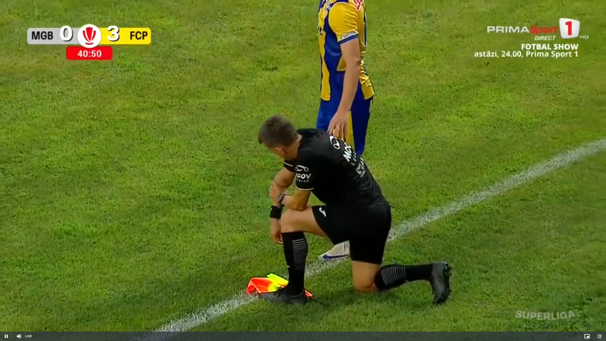 Moment-șoc în Superliga: tușierul a suferit o accidentare-horror și a fost transportat cu ambulanța la spital