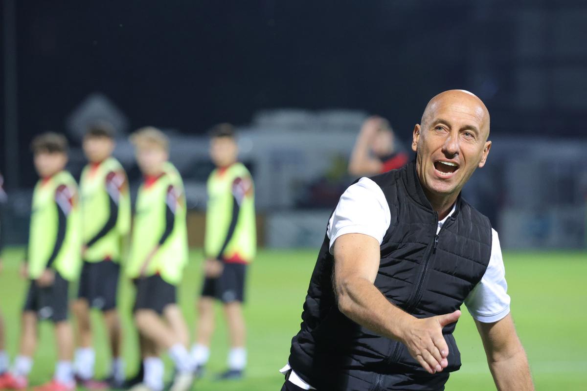 După derapajul din final, Robert Ilyes a vorbit despre lecții de civilizație: „Cu Dinamo, circ. Fanii Rapidului au făcut dreptate!”