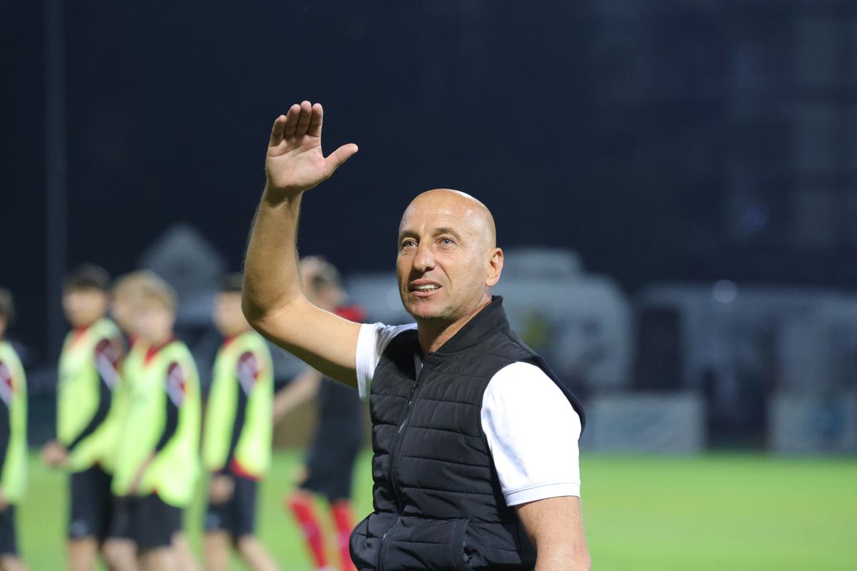 Robert Ilyes, antrenorul celor de la Csikszereda, chemat de galeria Rapidului să cânte alături de fanii giuleşteni. Foto: Ionuț Iordache (GSP)