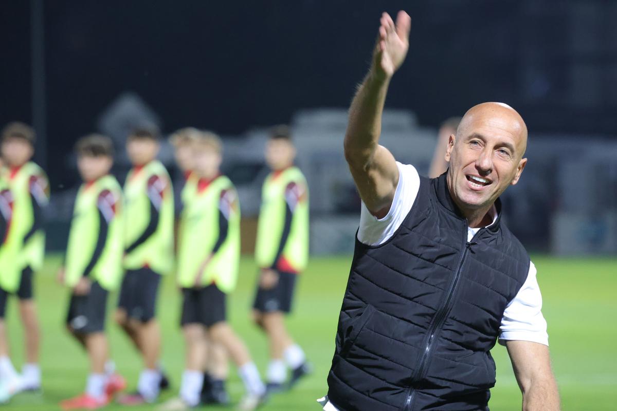 Scenele surprinse la finalul meciului Csikszereda - Rapid » Antrenorul a înjurat-o cu patos pe Steaua