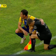 Accidentare horror a tușierului la Metaloglobus - Petrolul. FOTO: captură Prima Sport