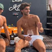 Ferran Torres și Marcos Llorente, surprinși împreună în ipostaze tandre la Ibiza. Foto: Hola.com