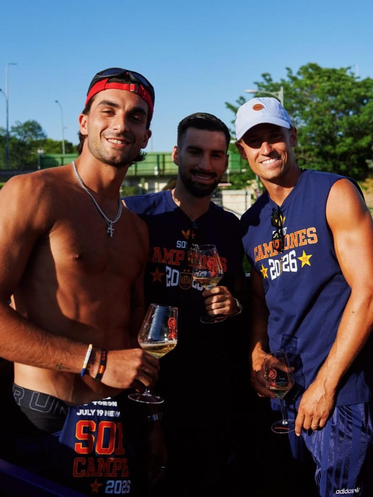 Ferran Torres și Marcos Llorente, surprinși împreună în ipostaze tandre la Ibiza
