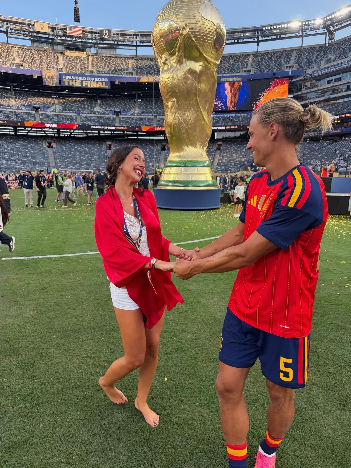 Ferran Torres și Marcos Llorente, surprinși împreună în ipostaze tandre la Ibiza