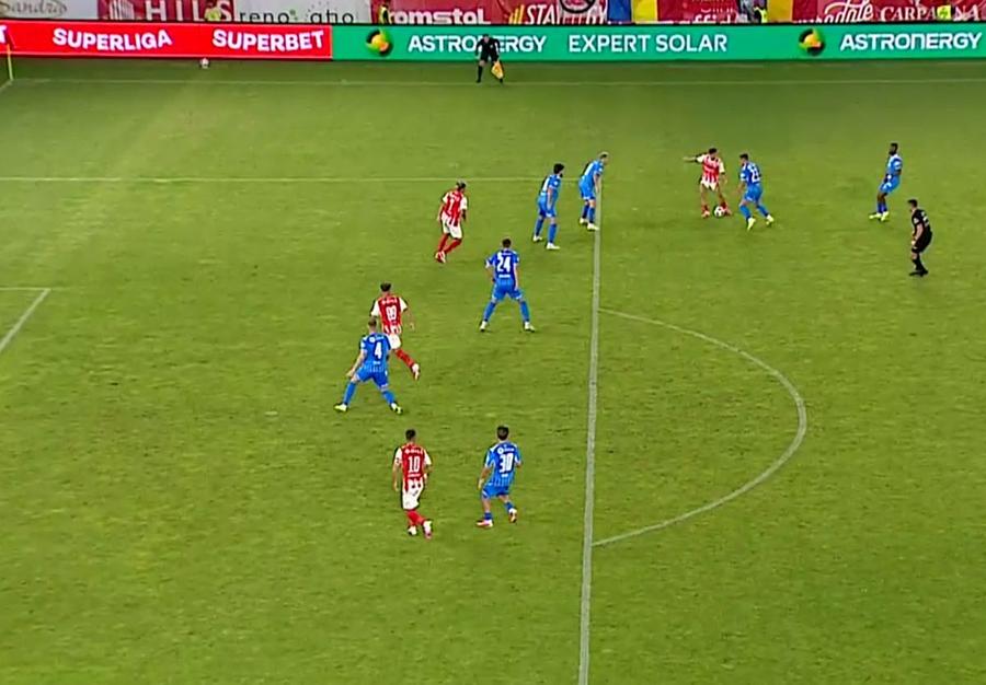 Pop, cu numărul 99, părea în poziție regulamentară în momentul pasei 4 faze delicate de arbitraj în Dinamo - Universitatea Craiova: gol anulat, eliminare, gol validat, penalty!