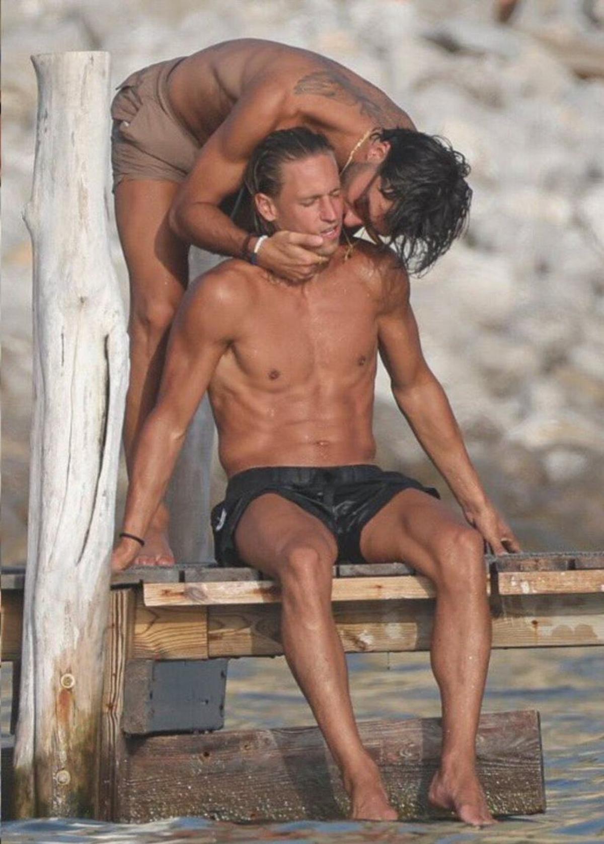 Ferran Torres și Marcos Llorente, surprinși împreună în ipostaze tandre la Ibiza