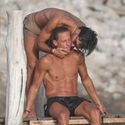 Ferran Torres și Marcos Llorente, surprinși împreună în ipostaze tandre la Ibiza. Foto: Hola.com