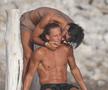 Ferran Torres și Marcos Llorente, surprinși împreună în ipostaze tandre la Ibiza. Foto: Hola.com