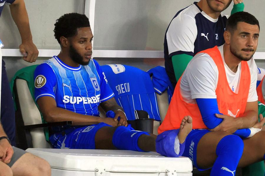 Ronaldo Webster a comis-o grav în Dinamo - Universitatea Craiova și a ajuns pe bancă din rațiuni medicale: e unul dintre marile rateuri din mercato propus de directorul sportiv Mario Felgueiras. Foto: GSP De ce a răbufnit Filipe Coelho după eșecul Craiovei cu Levski: „Ăsta e motivul real!”. E pe făraș? + Felgueiras sub presiune în culise