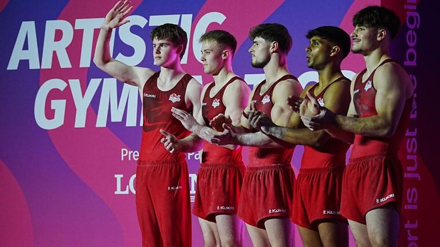 Luke Whitehouse (al doilea de la stânga la dreapta) și Gabriel Langton (ultimul din dreapta) Cădere terifiantă a gimnastului » A rămas nemișcat. Atenție, imagini cu puternic impact emoțional!