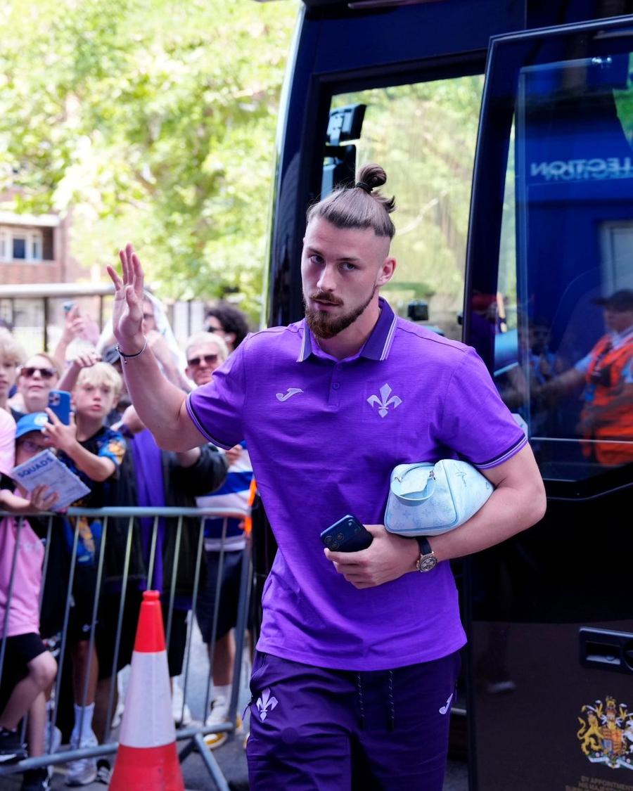 Radu Drăgușin a fost titular la Fiorentina și în amicalul cu QPR (2-3) / Foto: X Fiorentina Primele critici pentru Radu Drăgușin » Ce au remarcat italienii după înfrângerea Fiorentinei în amicalul cu QPR