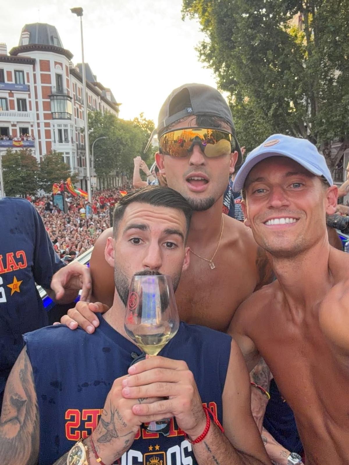 Ferran Torres și Marcos Llorente, surprinși împreună în ipostaze tandre la Ibiza