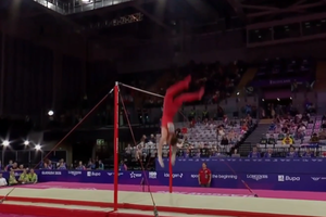 Cădere terifiantă a gimnastului » A rămas nemișcat și a fost scos de urgență din sală