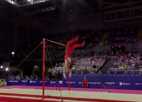 Cădere terifiantă a gimnastului » A rămas nemișcat și a fost scos de urgență din sală