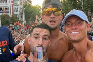 Ferran Torres și Marcos Llorente, surprinși în ipostaze tandre pe iaht în Ibiza. Controverse în rândul fanilor