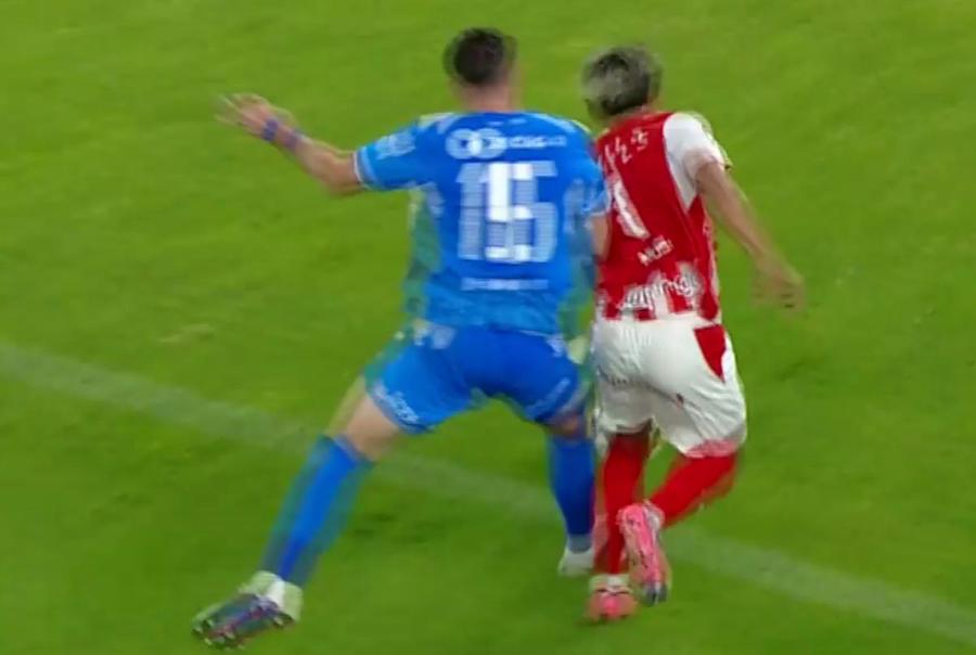 Badelj a faultat, într-adevăr, în afara careului 4 faze delicate de arbitraj în Dinamo - Universitatea Craiova: gol anulat, eliminare, gol validat, penalty!