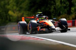 Primul pole-position al sezonului pentru Lando Norris! Dramă pentru Hamilton și Ferrari