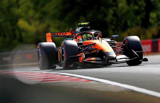 Primul pole-position al sezonului pentru Lando Norris! Dramă pentru Hamilton și Ferrari